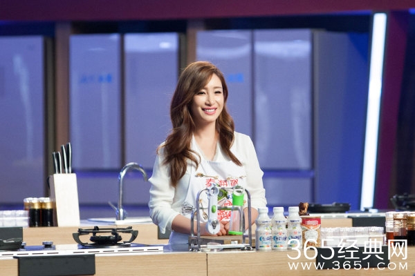 星厨3小龙虾争霸赛 秦海璐挑虾线花容失色