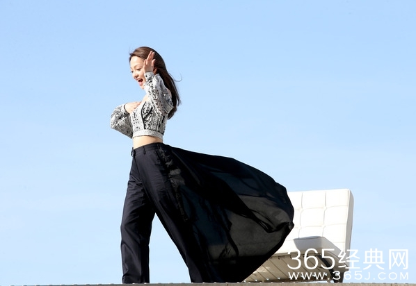 张韶涵爬高暴晒8小时致中暑呕吐 搏命拍MV