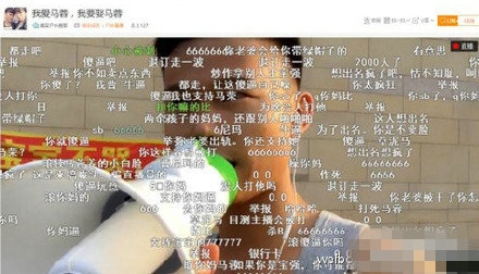 男子大街直播表白马蓉 遭路人围殴揍到满脸血