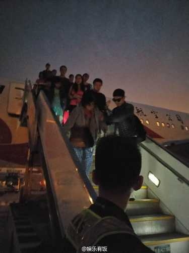 黄晓明搀扶老人下飞机 为教主点赞