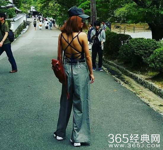 蔡依林穿吊带上衣露美背皮肤黝黑 晒成黑珍珠