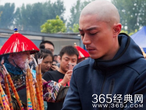 霍建华婚后新剧开拍 光头新造型亮相