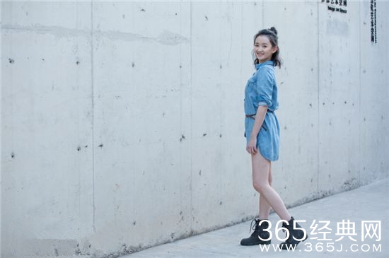 梁宝羚最新街拍爆出 自然随性清新感十足