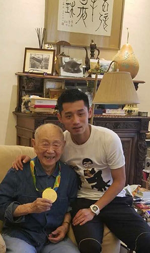 张继科拜访画家黄永玉 为老艺术家戴金牌