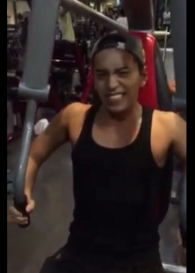 王大陆晒健身照 网友调侃：要开始吃哑铃了