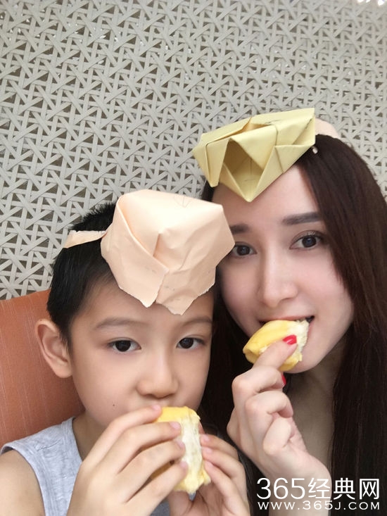 胡静与儿子酷爱吃榴莲 头戴手工小帽卖萌