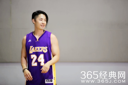 刘翔跨界投篮致敬科比 晶刚联袂奉献电影首秀