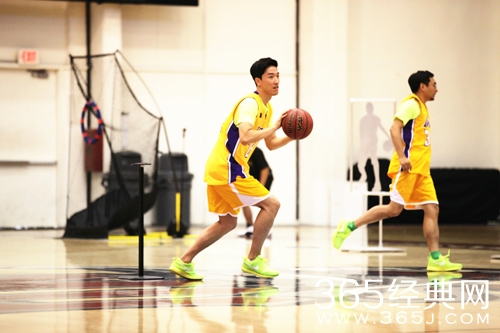 刘翔跨界投篮致敬科比 晶刚联袂奉献电影首秀
