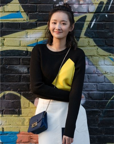 梁宝羚最新街拍爆出 自然随性清新感十足