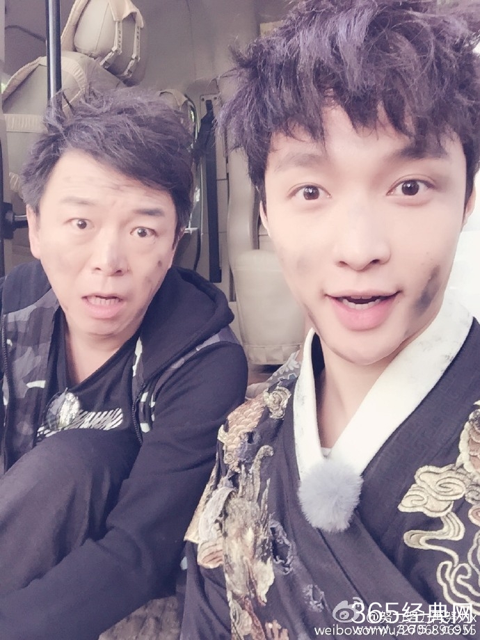 “二爷”张艺兴为黄渤庆生 祝黄渤天天开心