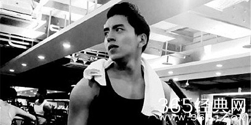 王大陆晒健身照 网友调侃：要开始吃哑铃了