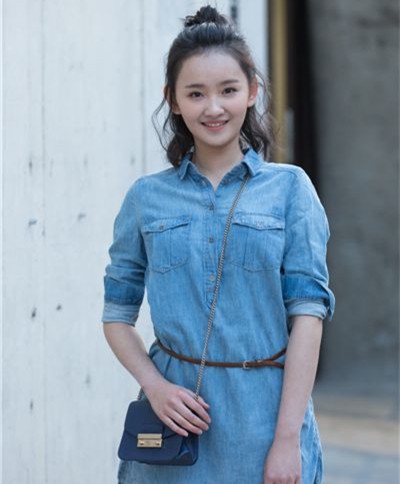 梁宝羚最新街拍爆出 自然随性清新感十足