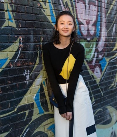 梁宝羚最新街拍爆出 自然随性清新感十足