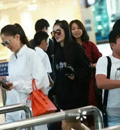 尴尬 素颜现身的陈乔恩被认成了谢娜助理