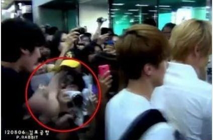 韩女团经纪人推打粉丝：拍照就打死你们