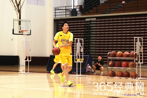 刘翔跨界投篮致敬科比 晶刚联袂奉献电影首秀