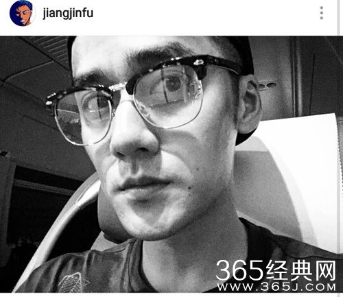 蒋劲夫深夜晒暗黑自拍 戴眼镜变腹黑男