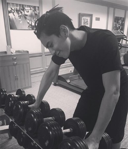 王大陆晒健身照 网友调侃：要开始吃哑铃了