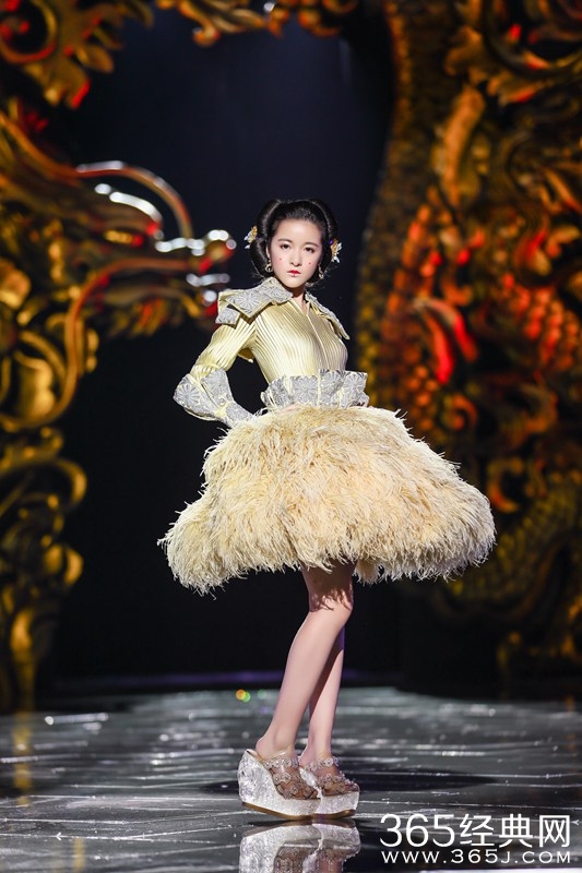 徐娇走秀因分歧现场痛哭遭批:冷静看待 不受影响