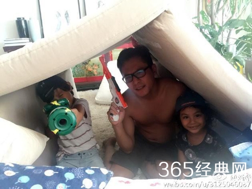 刘烨裸露上身带娃玩水枪 诺一玩枪霓娜可爱