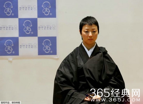 日本举办殡葬产业博览会 女僧人获赞颜值高