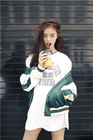 林允街头六连拍曝光 清爽随意眼神清澈