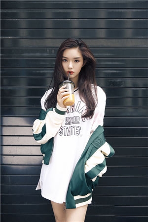 林允街头六连拍曝光 清爽随意眼神清澈