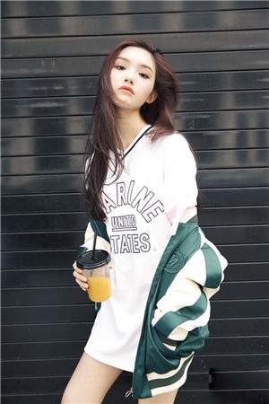 林允街头六连拍曝光 清爽随意眼神清澈