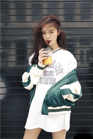 林允街头六连拍曝光 清爽随意眼神清澈