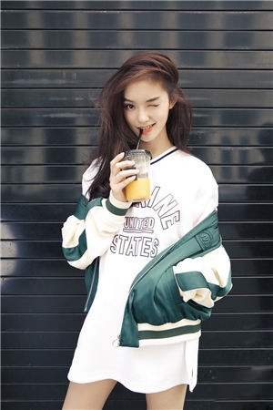 林允街头六连拍曝光 清爽随意眼神清澈