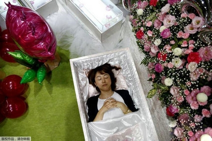 日本举办殡葬产业博览会 女僧人获赞颜值高