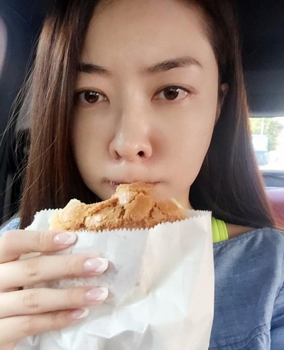 熊黛林吃菠萝包晒自拍 嘟嘴卖萌眼神无辜