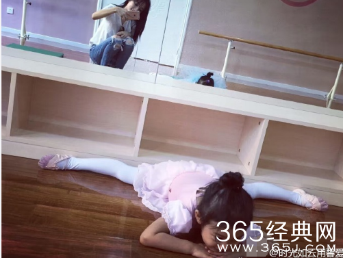 甜馨练芭蕾来了个大劈叉 李小璐忙摁快门记录