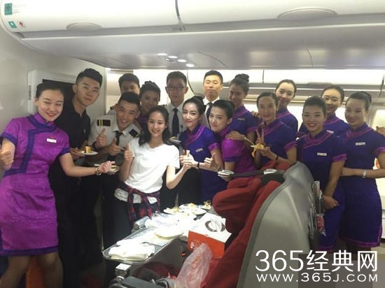 张钧甯空中提前庆生 与机组人员开心合影