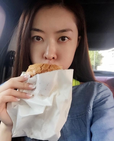 熊黛林吃菠萝包晒自拍 嘟嘴卖萌眼神无辜