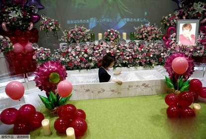 日本举办殡葬产业博览会 女僧人获赞颜值高