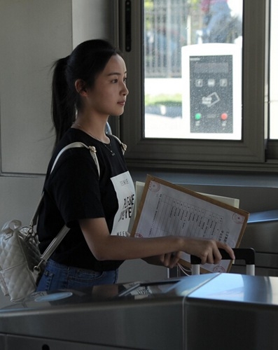 中戏开学新生前来报到 校园美女如云