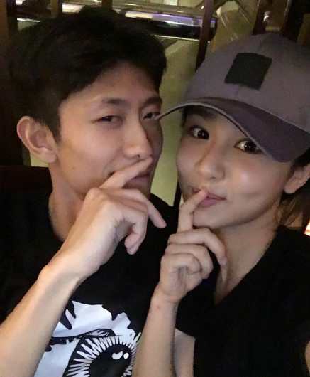 张一山杨紫同框深夜亲昵互动 网友：在一起