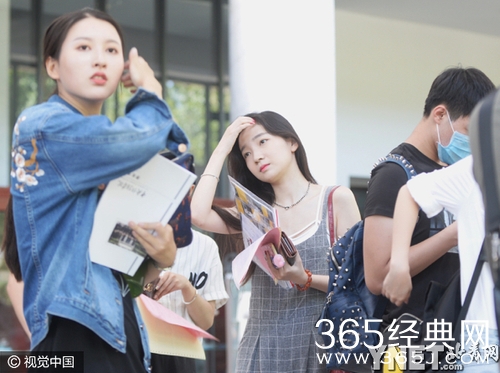 中戏开学新生前来报到 校园美女如云