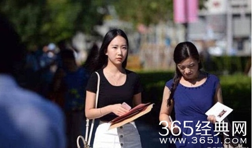 中戏开学新生前来报到 校园美女如云