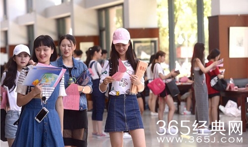 中戏开学新生前来报到 校园美女如云