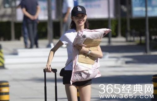 中戏开学新生前来报到 校园美女如云