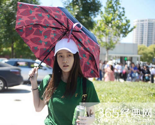 中戏开学新生前来报到 校园美女如云
