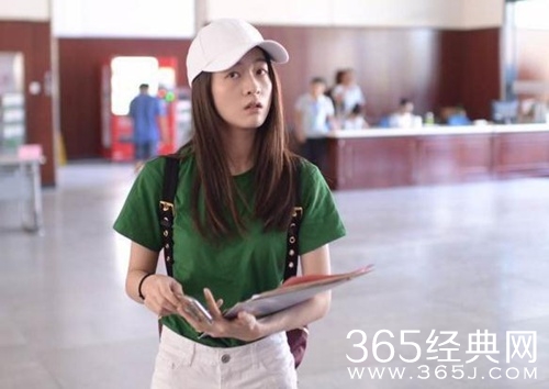 中戏开学新生前来报到 校园美女如云