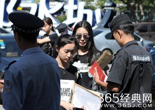 中戏开学新生前来报到 校园美女如云