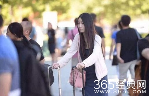 中戏开学新生前来报到 校园美女如云