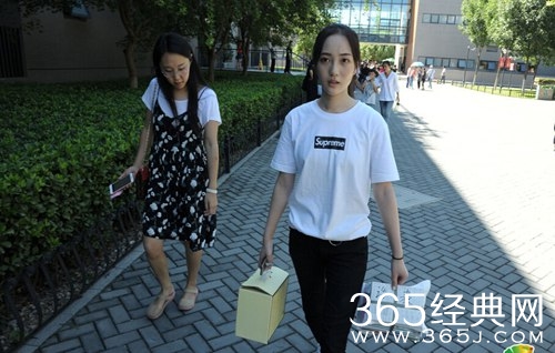 中戏开学新生前来报到 校园美女如云