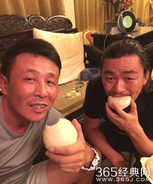 王宝强探望王楠老公 把酒言欢大口吃馒头