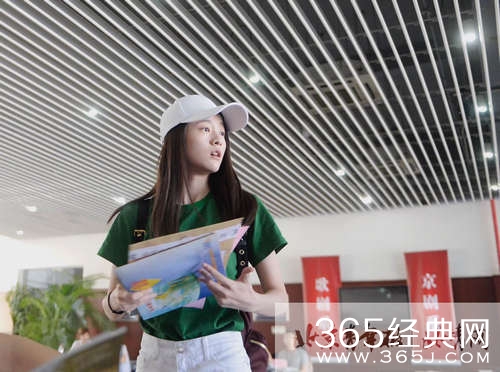 中戏开学新生前来报到 校园美女如云