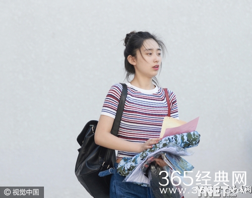 中戏开学新生前来报到 校园美女如云